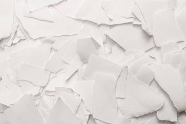 Arkaplan olarak boş beyaz kağıt parçaları. Metin veya tasarım için boşluk. 