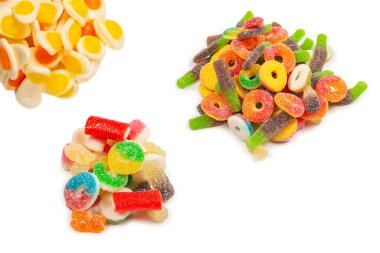 Yumurtalı jelibon. Üst Manzara. Jöleli şekerler. Beyazda izole edilmiş.