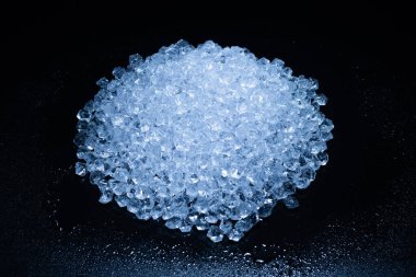 Siyah arkaplanda buz kristal küpleri, metin veya tasarım için boşluk.