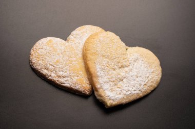 Beyaz arka planda izole edilmiş kalp şeklinde çörekler..