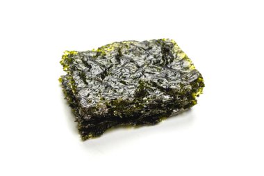 Beyaz arka planda izole edilmiş lezzetli yosun.. 