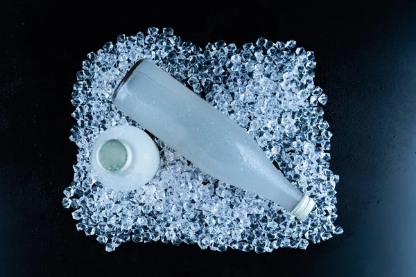 Eine Weiße Flasche Mit Einem Limonadengetränk Auf Eis Auf Schwarzem — Stockfoto