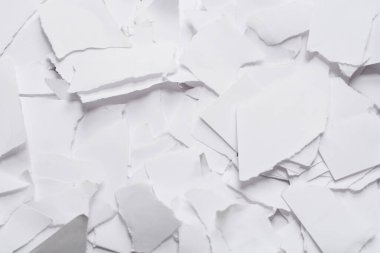 Arkaplan olarak boş beyaz kağıt parçaları. Metin veya tasarım için boşluk. 
