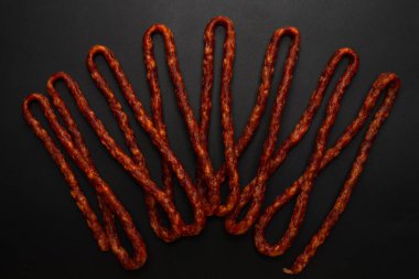 Cabanossi, siyah arka planda izole edilmiş kuru sosis.. 