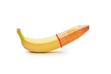 Beyaz arka planda izole edilmiş, üzerinde prezervatif olan bir muz.. 