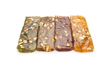 Beyaz arka planda fındıklı geleneksel Türk lezzeti. 