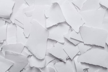 Arkaplan olarak boş beyaz kağıt parçaları. Metin veya tasarım için boşluk. 