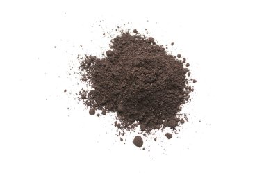 Beyaz arka planda izole edilmiş bitkiler için kara toprak. Yer deseni.