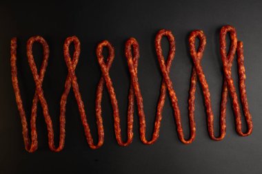 Cabanossi, siyah arka planda izole edilmiş kuru sosis.. 