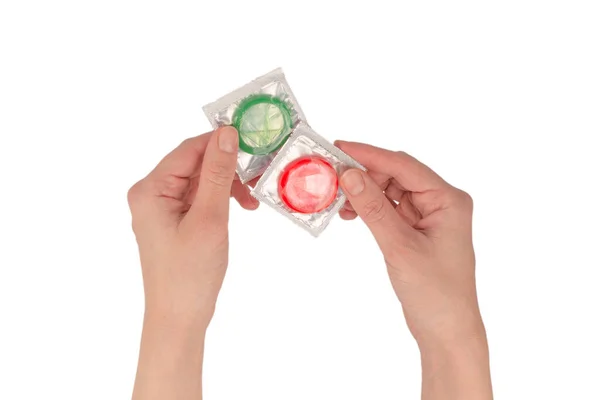 在白色背景下被隔离的妇女手中的避孕套 — 图库照片