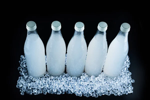 Una Botella Blanca Con Refresco Sobre Hielo Sobre Fondo Negro —  Fotos de Stock