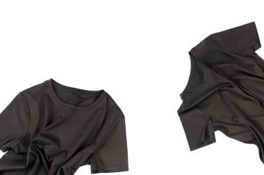 Beyaz bir arkaplanda siyah bir pamuk tişört.. 