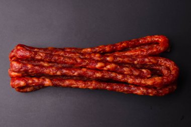 Cabanossi, siyah arka planda izole edilmiş kuru sosis.. 