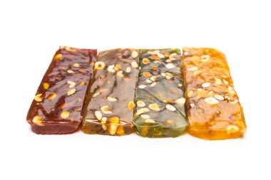 Beyaz arka planda fındıklı geleneksel Türk lezzeti. 