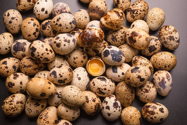 Sekelompok Telur Puyuh Sebagai Latar Belakang Telur Mentah — Stok Foto