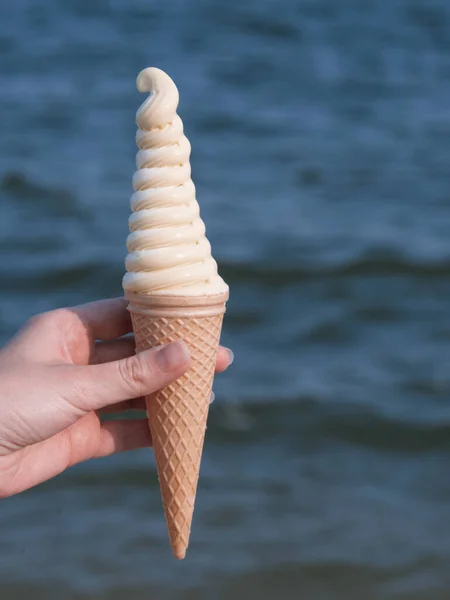 Женщина Держит Вкусное Мороженое Пляже — стоковое фото