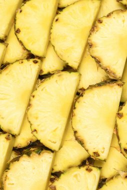 Ananas sulu sarı dilimler arka planda. Üst görünüm.