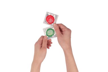 Beyaz arka planda elle izole edilmiş kadın prezervatifi.. 