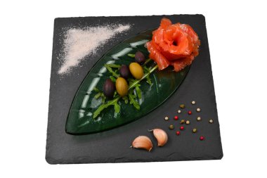 Beyaz üzerine tuz ve zeytinli bir tabakta somon dilimleri..