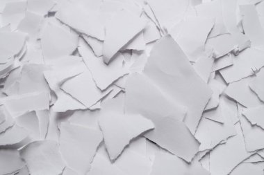 Arkaplan olarak boş beyaz kağıt parçaları. Metin veya tasarım için boşluk. 