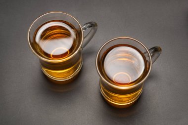 Siyah arka planda bir bardak Türk çayı..