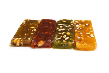 Beyaz arka planda fındıklı geleneksel Türk lezzeti. 