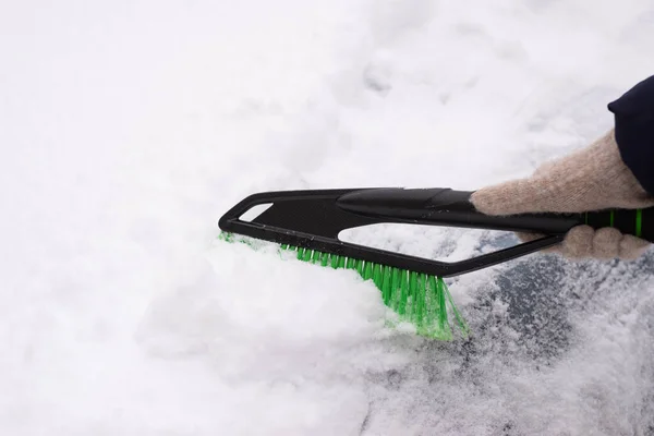 车在雪中 女人把车从雪地上擦干净 — 图库照片