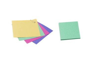 Beyaz arka planda izole edilmiş bir etiket ve ataç. Boşluğu kopyala. 