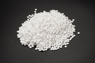 Beyaz arka planda izole edilmiş şeker ikame hapları. Üst görünüm. 