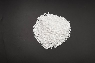 Beyaz arka planda izole edilmiş şeker ikame hapları. Üst görünüm. 