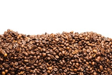 Beyaz arka planda kahve çekirdekleri. Üst Manzara. Kahve çekirdekleri..