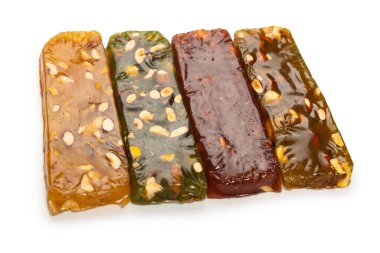 Beyaz arka planda fındıklı geleneksel Türk lezzeti. 