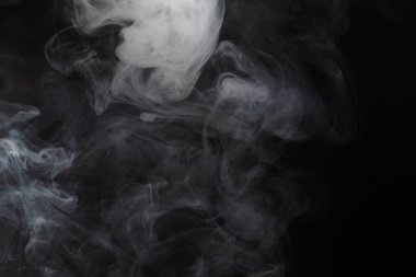 Siyah arka planda beyaz buhar. Boşluğu kopyala.