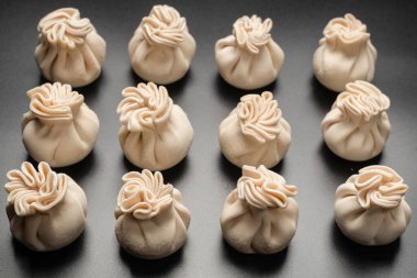 Geleneksel çiğ khinkali etli, Gürcü mutfağı. 