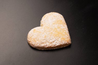 Beyaz arka planda izole edilmiş kalp şeklinde çörekler..