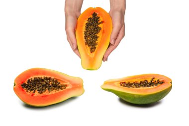 Papaya meyvesi beyaz arka planda izole bir şekilde kadınların elinde. Tropik meyve. Yarım papaya.. 