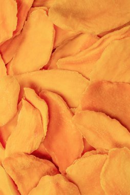 Beyaz arka planda izole edilmiş kuru, lezzetli mango dilimleri. Üst görünüm. 