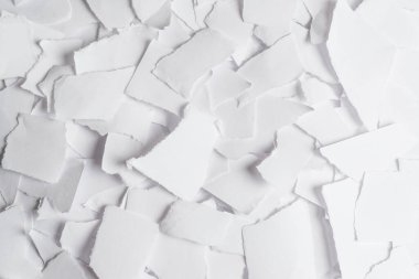 Arkaplan olarak boş beyaz kağıt parçaları. Metin veya tasarım için boşluk. 