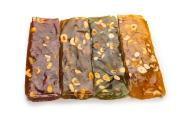 Beyaz arka planda fındıklı geleneksel Türk lezzeti. 