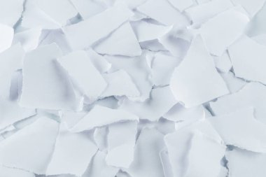 Boş beyaz kağıt parçaları izole edilmiş. Metin veya tasarım için boşluk. 