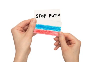 Putin metnini kadınların elindeki beyaz bir arkaplanda izole edilmiş bir kartta durdur.