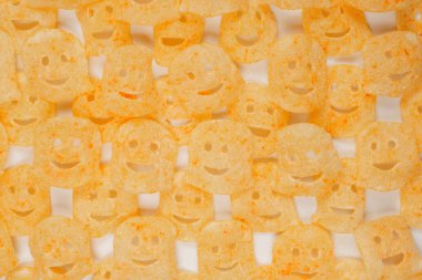 Beyaz arka planda gevrek tuzlu atıştırmalıklar.. 