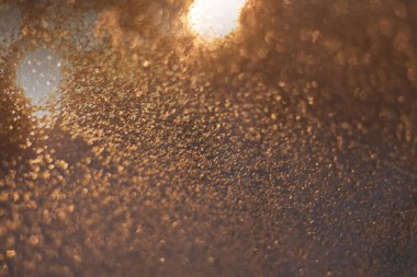 Yağmur damlaları ve ışıklarla bulanık arkaplan.