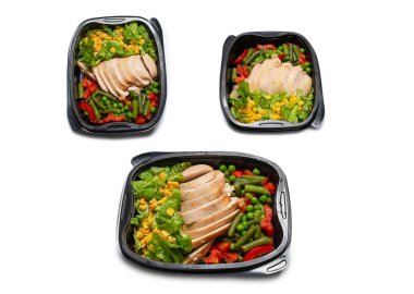 Konteynırda yemek hazır. Tavuk yahnisi, sebze yahnisi. Beyaz bir arkaplanda izole edilmiş. 