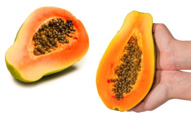 Papaya meyvesi beyaz arka planda izole bir şekilde kadınların elinde. Tropik meyve. Yarım papaya.. 