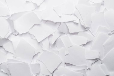 Arkaplan olarak boş beyaz kağıt parçaları. Metin veya tasarım için boşluk. 