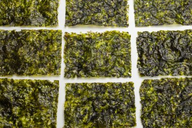 Beyaz arka planda izole edilmiş lezzetli yosun.. 