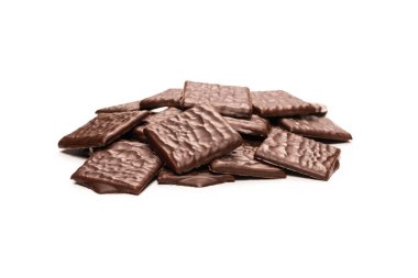 Beyaz arka planda izole edilmiş siyah çikolata şekerleri.. 