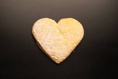 Beyaz arka planda izole edilmiş kalp şeklinde çörekler..
