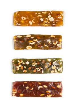 Beyaz arka planda fındıklı geleneksel Türk lezzeti. 